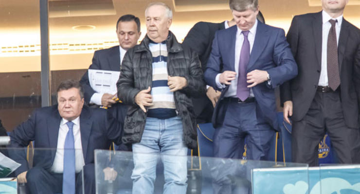 День в фото: Янукович на футболе, новый Айфон и динозавры