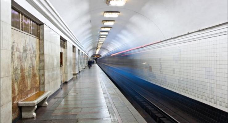 В киевском метро на рельсы упала женщина - движение поездов остановили