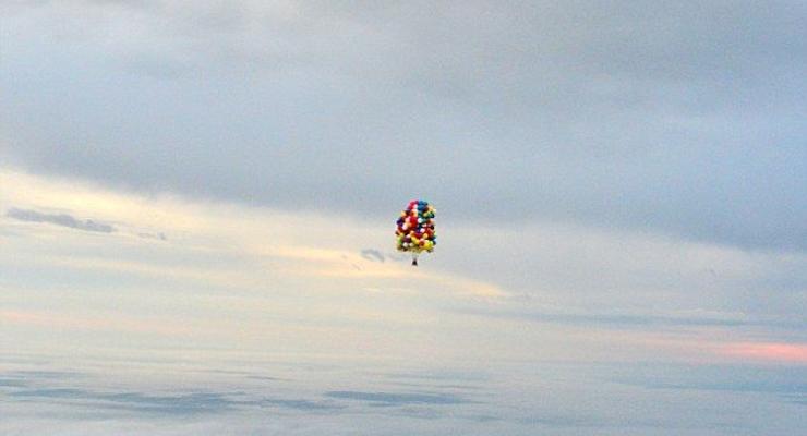 Вверх: Американец начал перелет океана на воздушных шариках (ФОТО, ВИДЕО)
