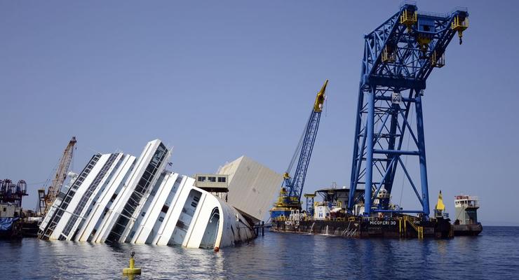 Затонувший лайнер Costa Concordia поднимут со дна в понедельник (ФОТО)