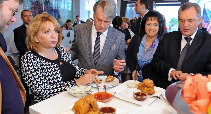 Ющенко с женой угощались курочкой на открытии KFC (ФОТО)