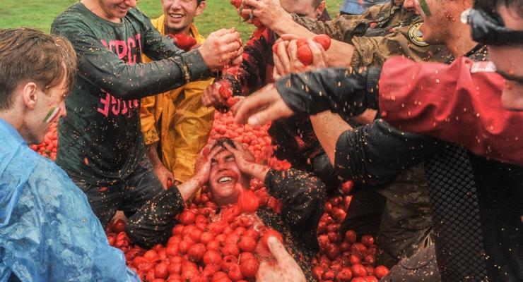 День в фото: томатные бои в Одессе и пенсионер-стрелок в Харькове