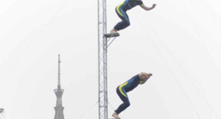Экстрим на Майдане. Украинские хайдайверы показали прыжки с высоты 25 метров