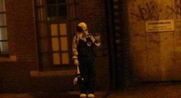 Жителей британского города терроризирует похожий на персонажа книги Стивена Кинга клоун