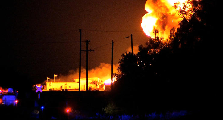 Взрывы на химзаводе в США: Пожар бушует всю ночь (ВИДЕО)