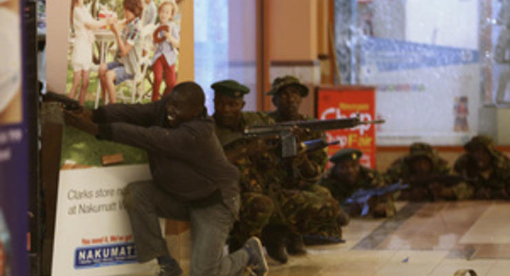 В столице Кении при налете на торговый центр расстреляли десятки человек. Сообщается о заложниках