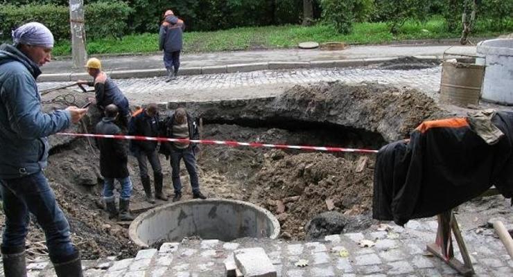 Злополучная яма на Подольском спуске продолжает увеличиваться (ФОТО)