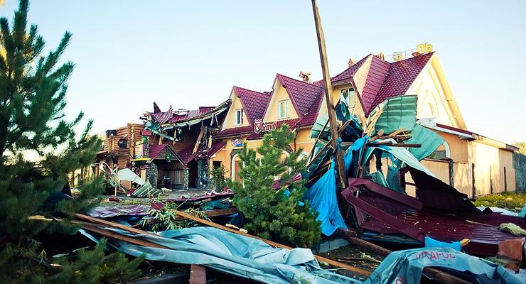 Ураган на Львовщине срывал крыши и валил деревья (ФОТО)