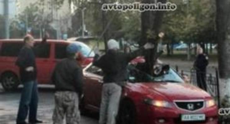 В Киеве упавшая ветка разбила машину