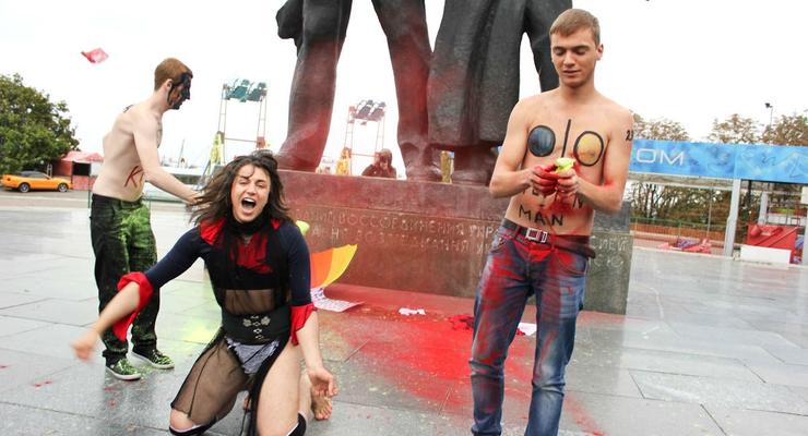 В Киеве мужской Femen оголился в поддержку Азарова (ФОТО)