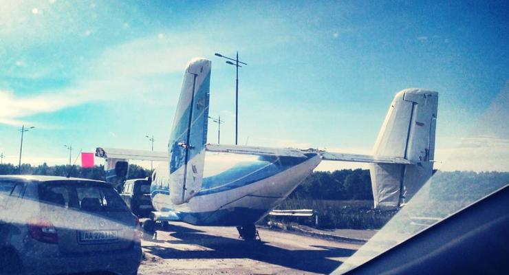 В Жулянах гаишники остановили "подбитый" самолет (ФОТО, ВИДЕО)