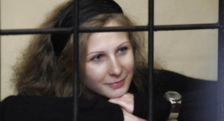 Алехина из Pussy Riot на заседание суда надела траур в знак поддержки голодающей Толоконниковой