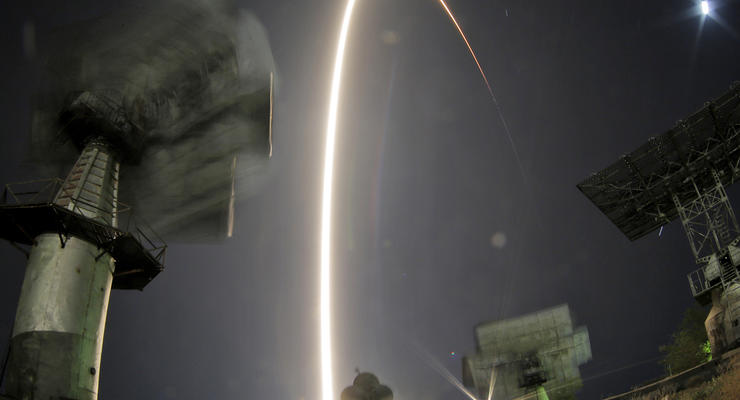 День в фото: Союз в космосе и Кличко в бассейне