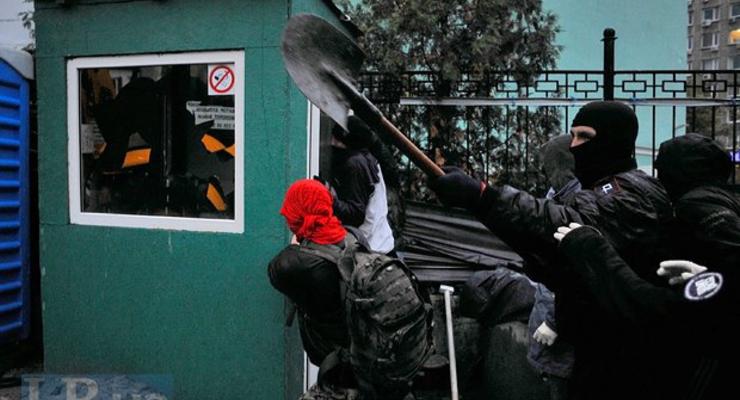 "Святошинские робингуды" напали на незаконную стройку в Киеве (ФОТО)