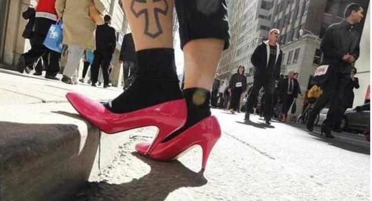 Не надо, Канада! Мужчины Торонто ходят на каблуках (ФОТО)