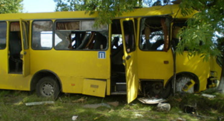 В Черкасской области автобус врезался в дерево, у водителя произошел сердечный приступ