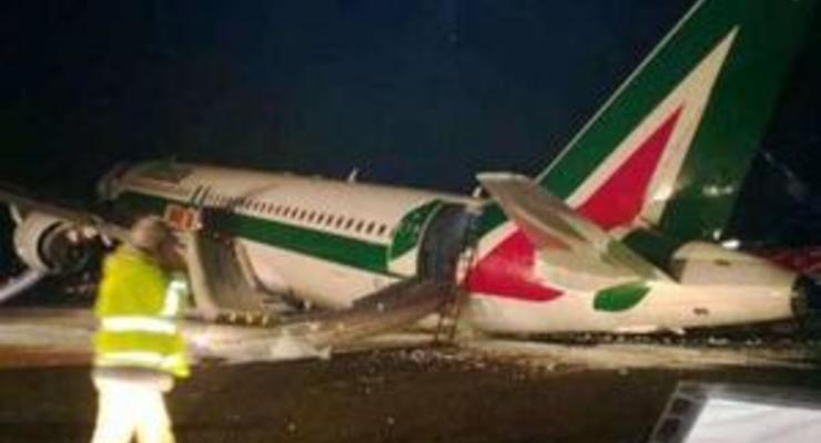 В Риме самолет Alitalia произвел аварийную посадку на левую стойку шасси и правое крыло