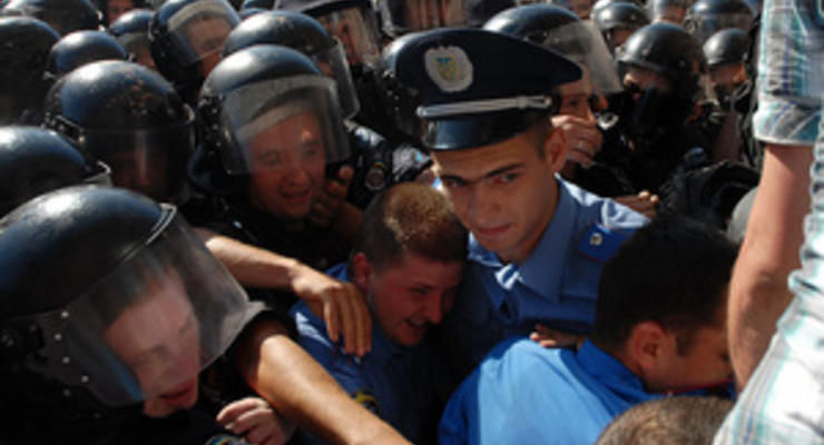 У здания Киевсовета начались потасовки: митингующие пытаются прорвать оцепление