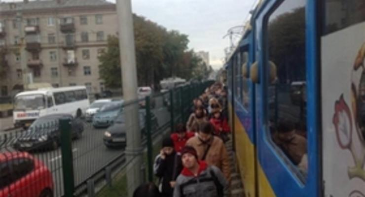 В Киеве в утренний час пик около часа не работал скоростной трамвай