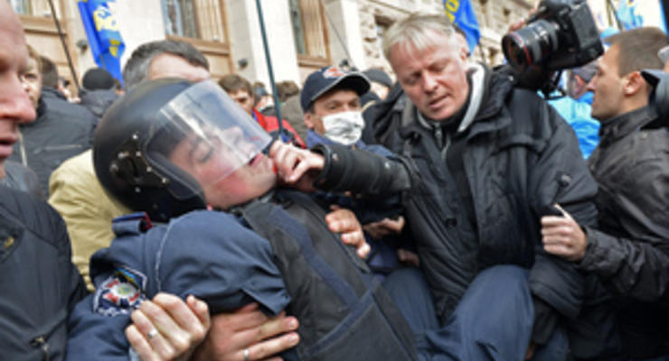 Ножи, заточки и арматура. Регионал обрушился с критикой на протестующих против заседаний Киевсовета