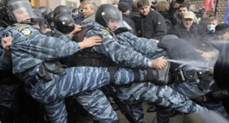 Столкновения в Киеве: МВД проверяет законность применения бойцом Беркута слезоточивого газа