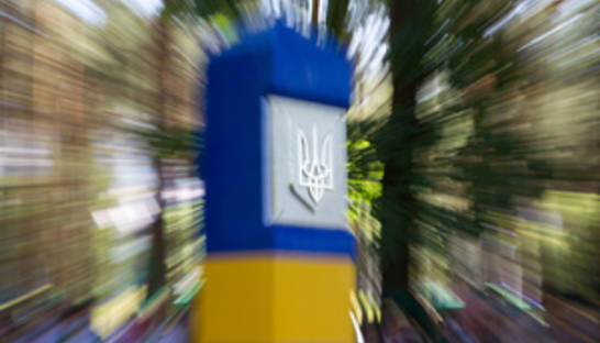 Украинец и литовец спрятали контрабандные сигареты в колесах и газовом баллоне машин