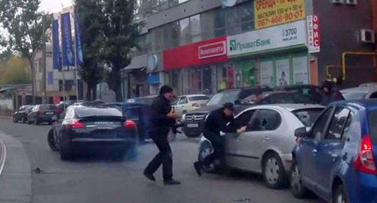 День в фото: В Киеве стреляли, разбивались и переезжали людей