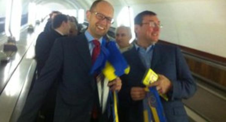 Пошли в народ. Яценюк и Луценко агитировали за евроинтеграцию в киевском метро