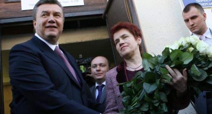 Шарфик для первой леди: жена Януковича празднует день рождения
