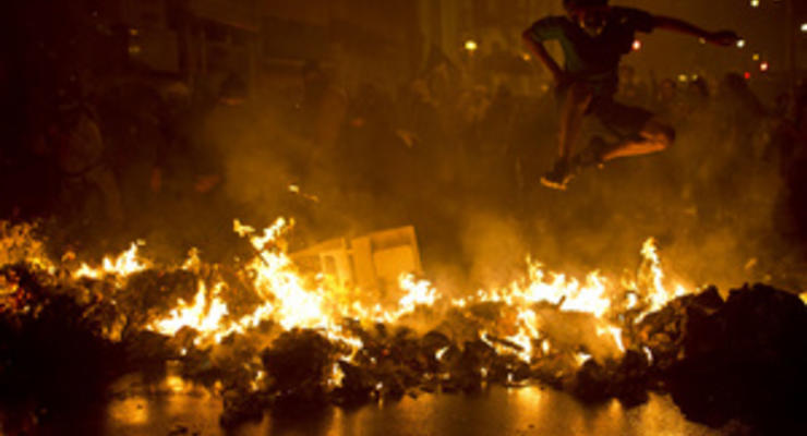 В Бразилии протесты учителей переросли в беспорядки, полиция применила газ