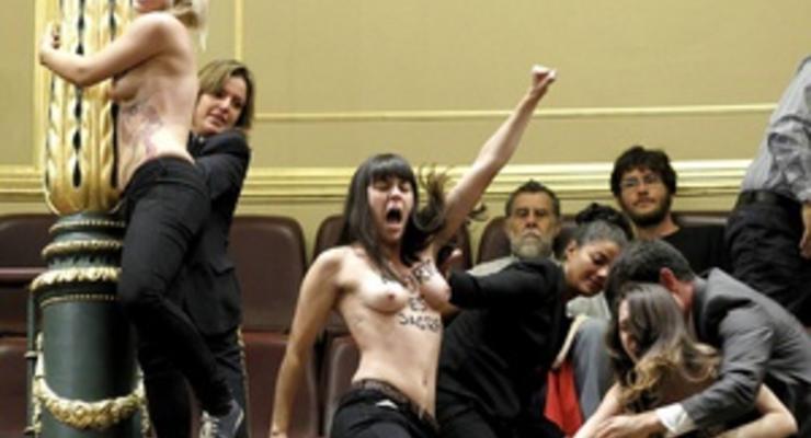 Аборт - это святое! Активистки Femen сорвали заседание парламента Испании