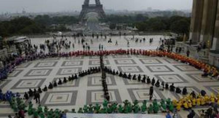 Активисты  Greenpeace провели антироссийскую акцию на Елисейских полях в Париже