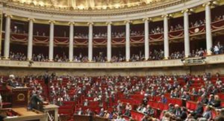 Французского депутата оштрафовали за кудахтанье во время заседания парламента