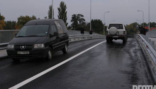 В Гидропарке открыли новый мост с подсветкой (ФОТО)