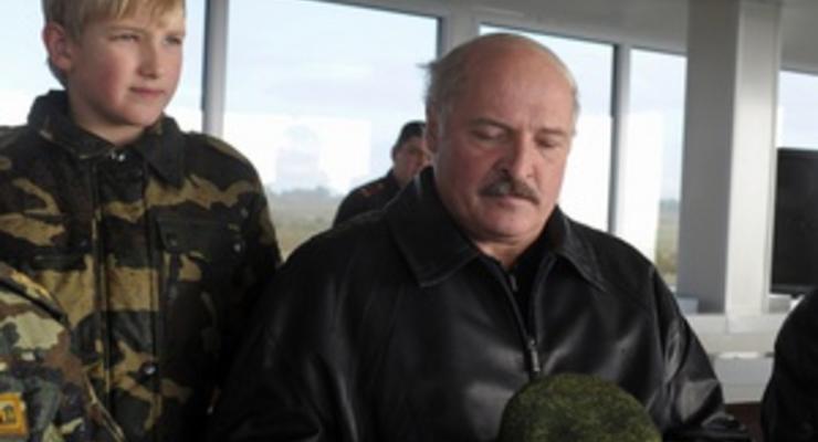 Лукашенко перед сном рассказывает сыну истории о войне