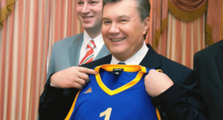 Баскетболисты подарили Януковичу майку сборной Украины