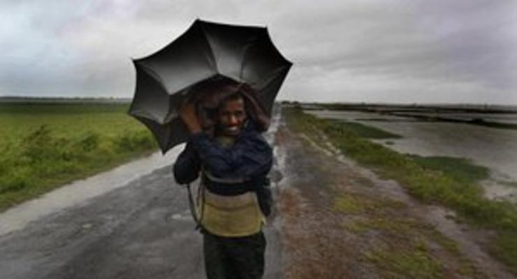 Обрушившийся на Индию ураган теряет силу