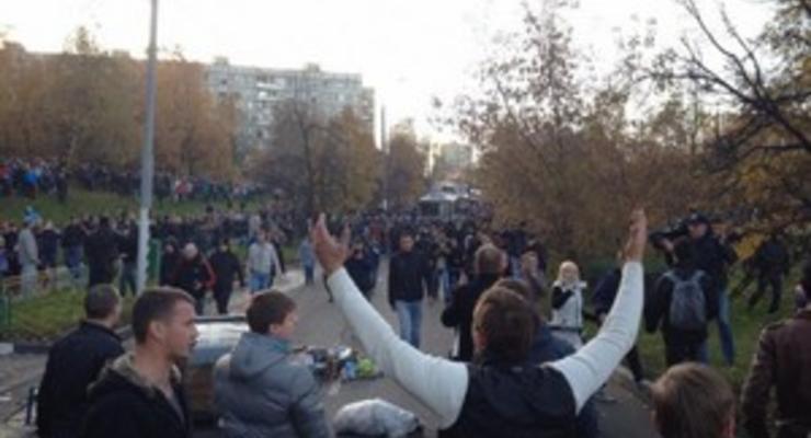 Беспорядки в Москве: в ОМОН полетели бутылки, камни, палки и металлические урны