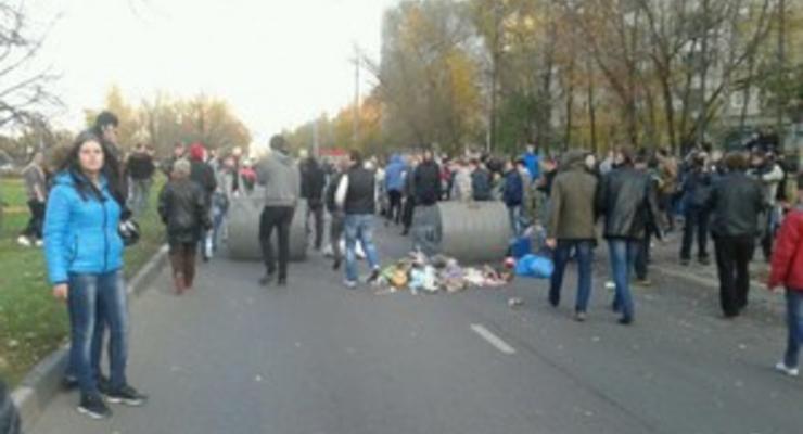 Ситуация на юге Москвы накаляется: участники акции сооружают баррикады из подручных средств
