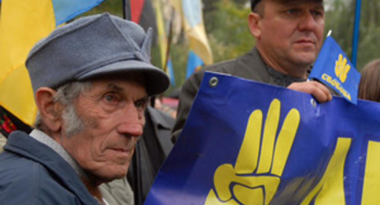 Неизвестные напали на донецких активистов Свободы, ехавших на марш в Киев