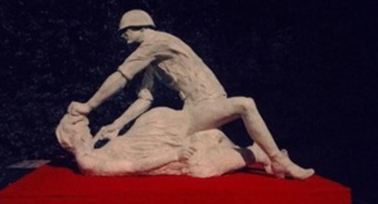 В Гданьске демонтировали скульптуру советского солдата, насилующего польскую женщину