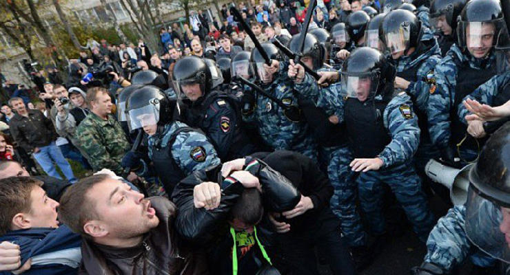 День в фото: народный бунт в Москве и победный бокс Ломаченко