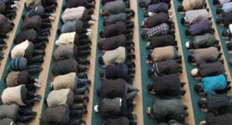 Мусульмане собираются у мечети в Москве на празднование Курбан-байрама