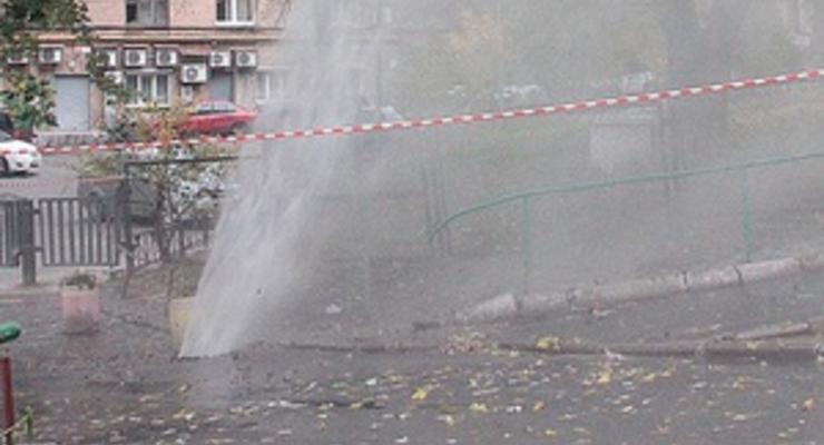 В центре Киева из-под земли бьет фонтан кипятка