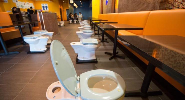 Унитазы вместо стульев: открыт самый неприятный ресторан (ФОТО)