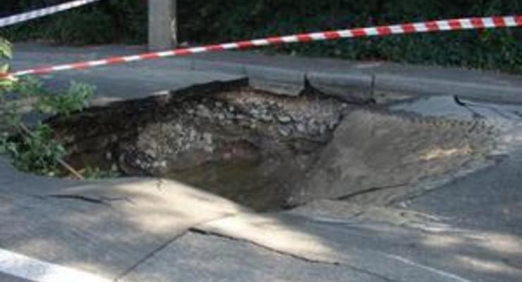 В Киеве школьница провалилась в яму с кипятком