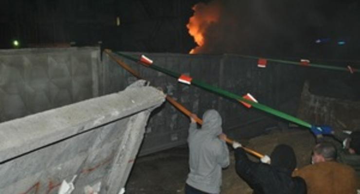 Киевляне разрушили забор незаконного строительства на улице Жилянской