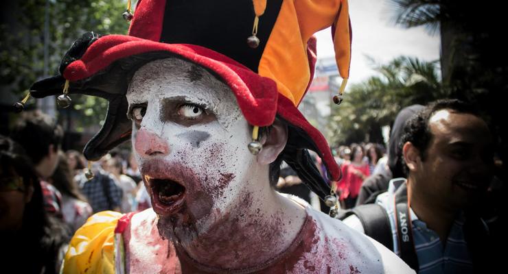 Улицы Сантьяго заполонили 20 тысяч зомби (ФОТО)