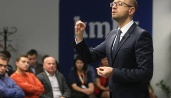 Корреспондент: Уравнение с тремя известными. Оппозиция меняет форму общения с избирателями