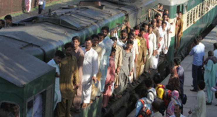 В Пакистане террористы подорвали пассажирский поезд